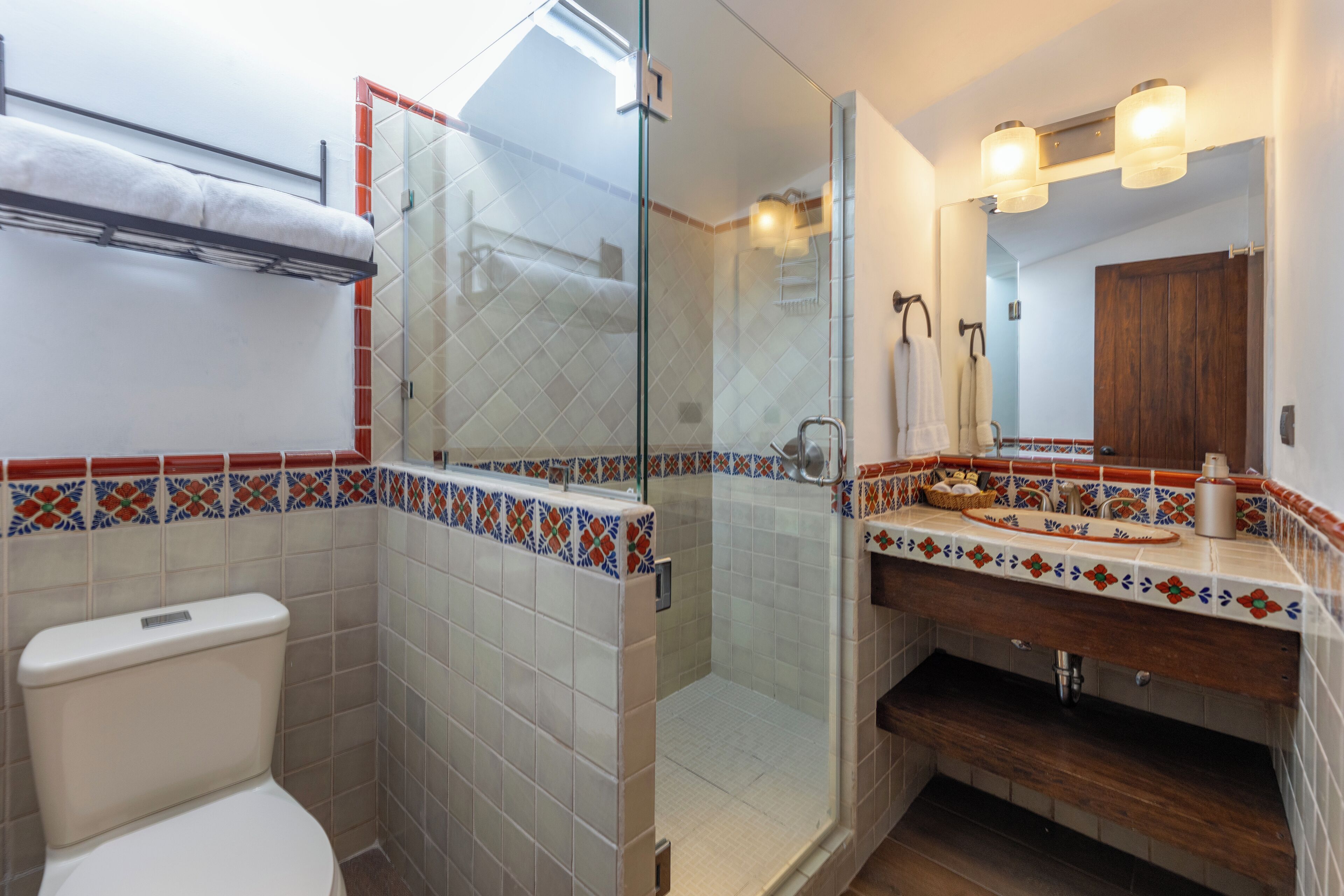 classic double room | bathroom | shower, rainfall showerhead, free toiletries, hair dryer