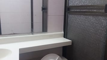 Doppelzimmer (Fan) | Badezimmer | Dusche, kostenlose Toilettenartikel