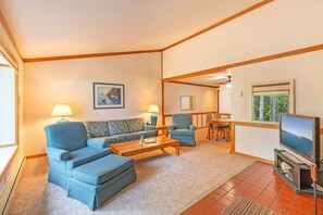 Flat-screen TV, fireplace - Blue Heron Holidays (Union)