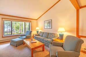 Flat-screen TV, fireplace - Blue Heron Holidays (Union)