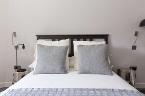 Superior Penthouse | 1 bedroom, desk, laptop workspace, blackout drapes - Emperors Gate Residence by Allô Housing (London)