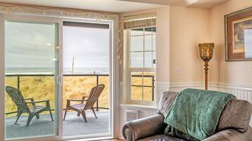 Family House, 1 Bedroom, Ocean View | Ruang tamu | TV skrin rata, pendiangan