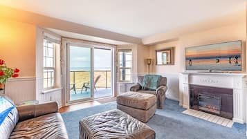 Family House, 1 Bedroom, Ocean View | Ruang tamu | TV skrin rata, pendiangan