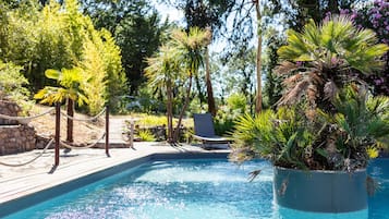 Piscine extérieure, chaises longues