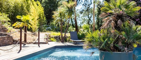 Piscine extérieure, chaises longues