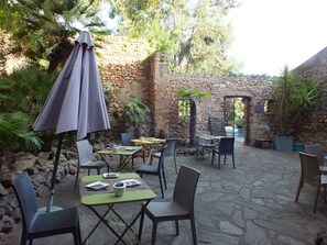 Desayuno buffet diario (EUR 15 por persona)