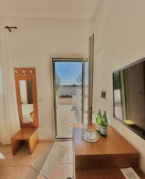 Hochwertige Bettwaren, Zimmersafe, Schreibtisch, kostenloses WLAN