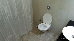 Shower, free toiletries - V Resorts Kiran Villa Palace (Bharatpur)