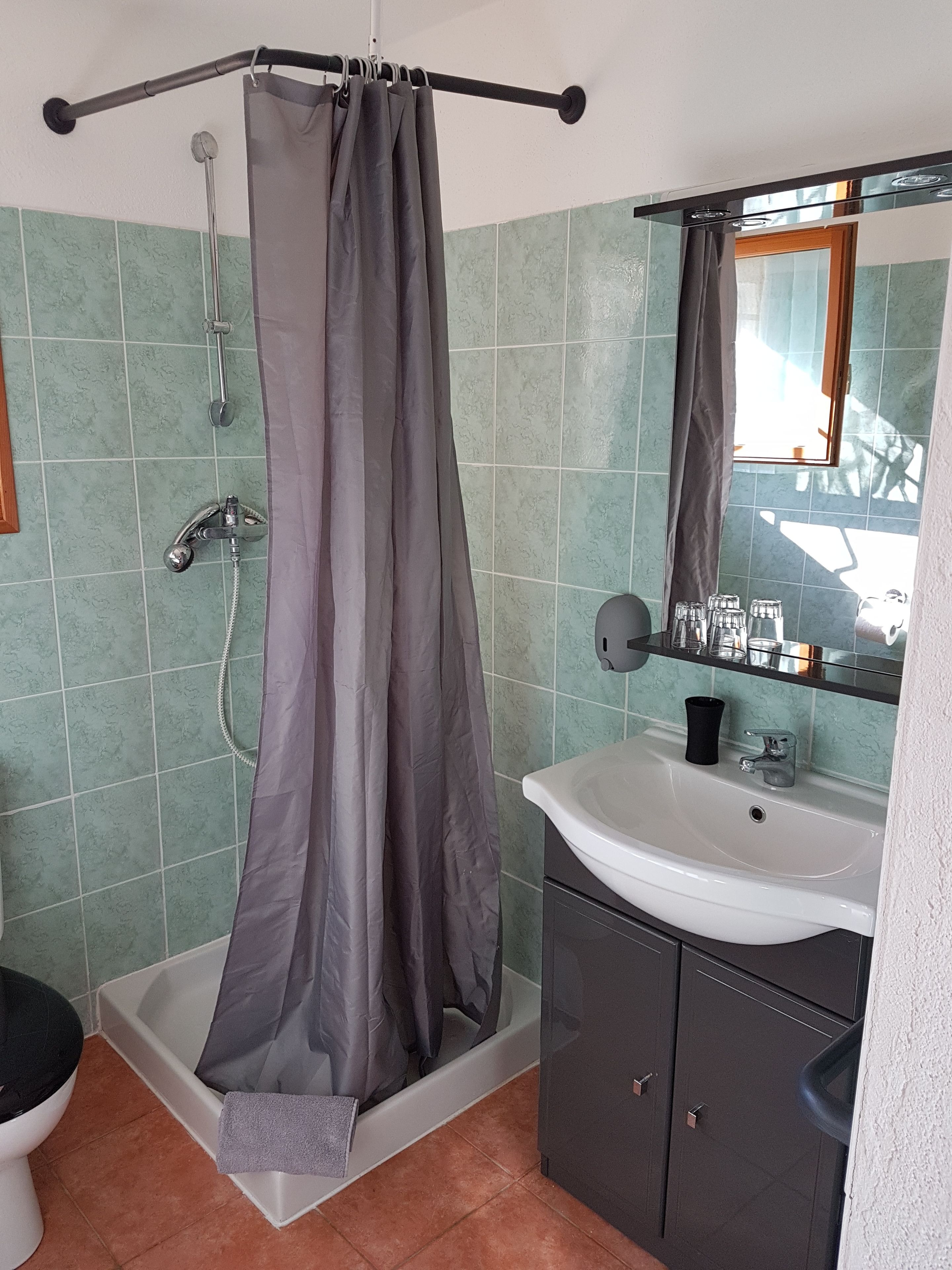 Un baño con bañera, ducha, lavabo e inodoro.