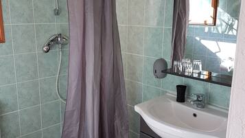 Un baño con bañera, ducha, lavabo e inodoro.