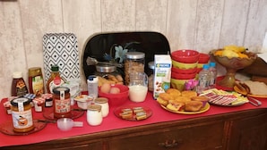 Uma bancada de cozinha com diversos alimentos e utensílios.