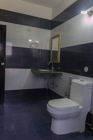 Super Deluxe Room | Bathroom | Shower, free toiletries - V Resorts Hotel Sunita Almora (Almora)