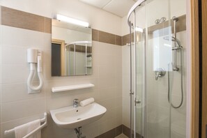 Douche, articles de toilette gratuits, sèche-cheveux, bidet