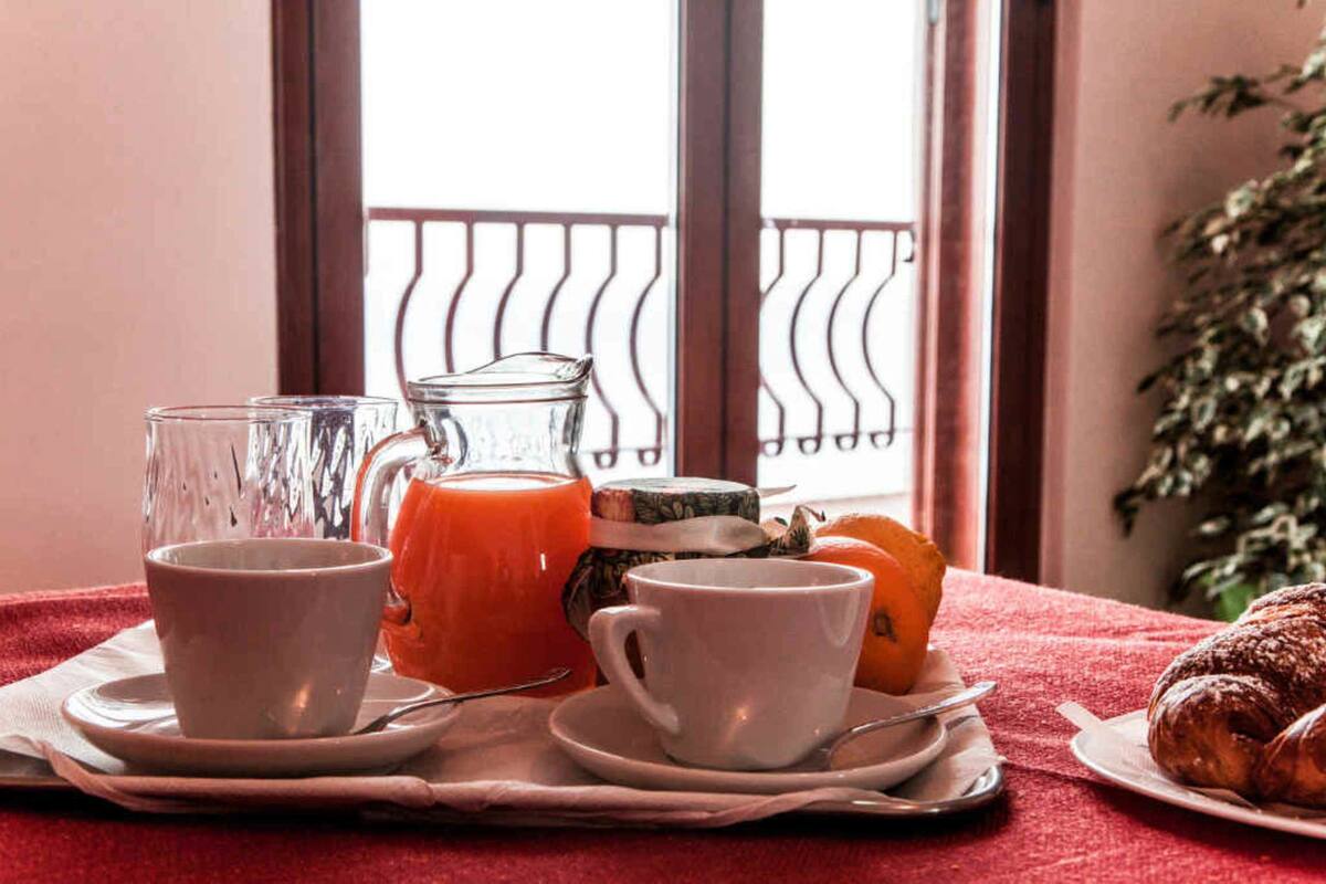 Minibar, bàn, truy cập Internet không dây miễn phí, bộ trải giường