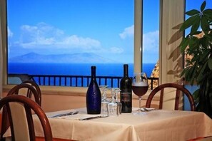 Phục vụ bữa trưa và bữa tối