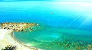 Xe đưa đón bãi biển, ghế dài tắm nắng, dù trên bãi biển