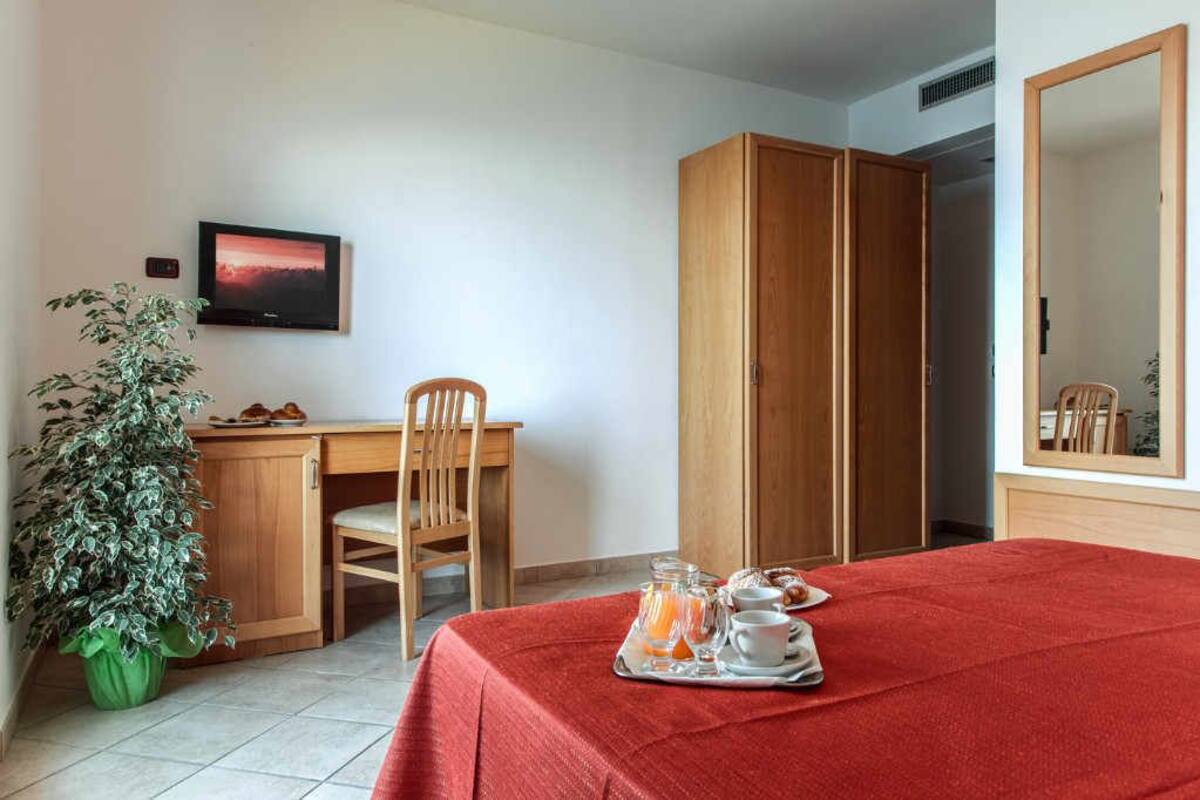 Minibar, bàn, truy cập Internet không dây miễn phí, bộ trải giường