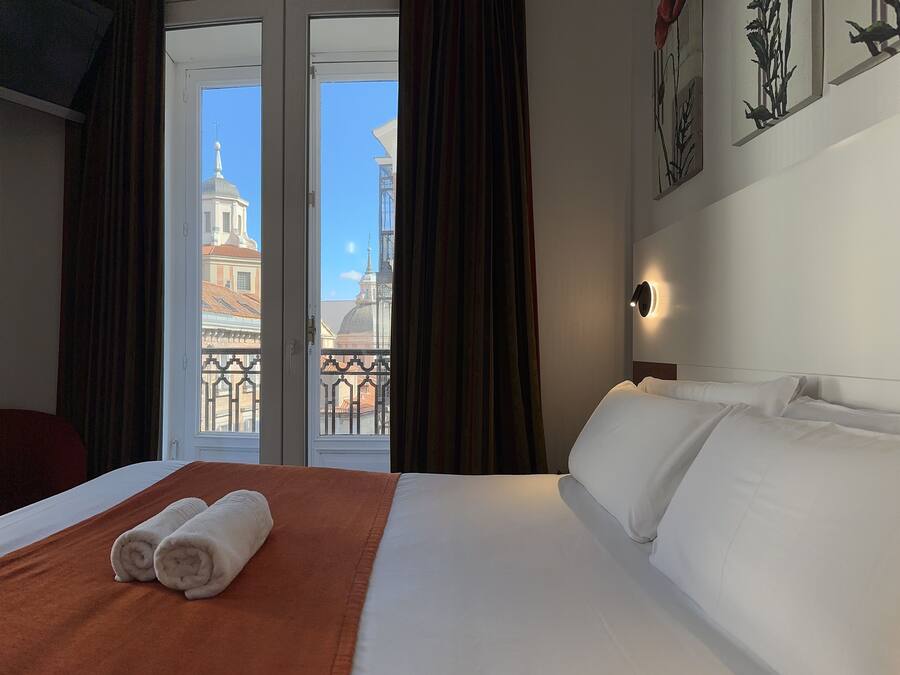 双人房 (con balcón y vistas) | 迷你吧、客房内保险箱、办公桌、隔音