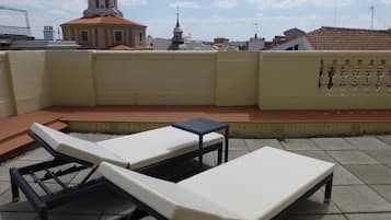 Minibar, caja de seguridad en la habitación y escritorio