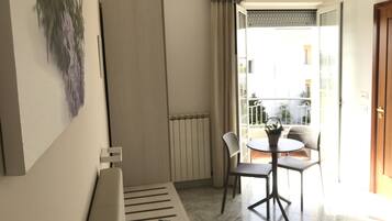 Deluxe Double Room, Balcony | 1 bilik tidur, meja, Wi-fi percuma, cadar katil