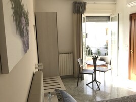 Doppia Deluxe, balcone | Una scrivania, Wi-Fi gratuito, lenzuola