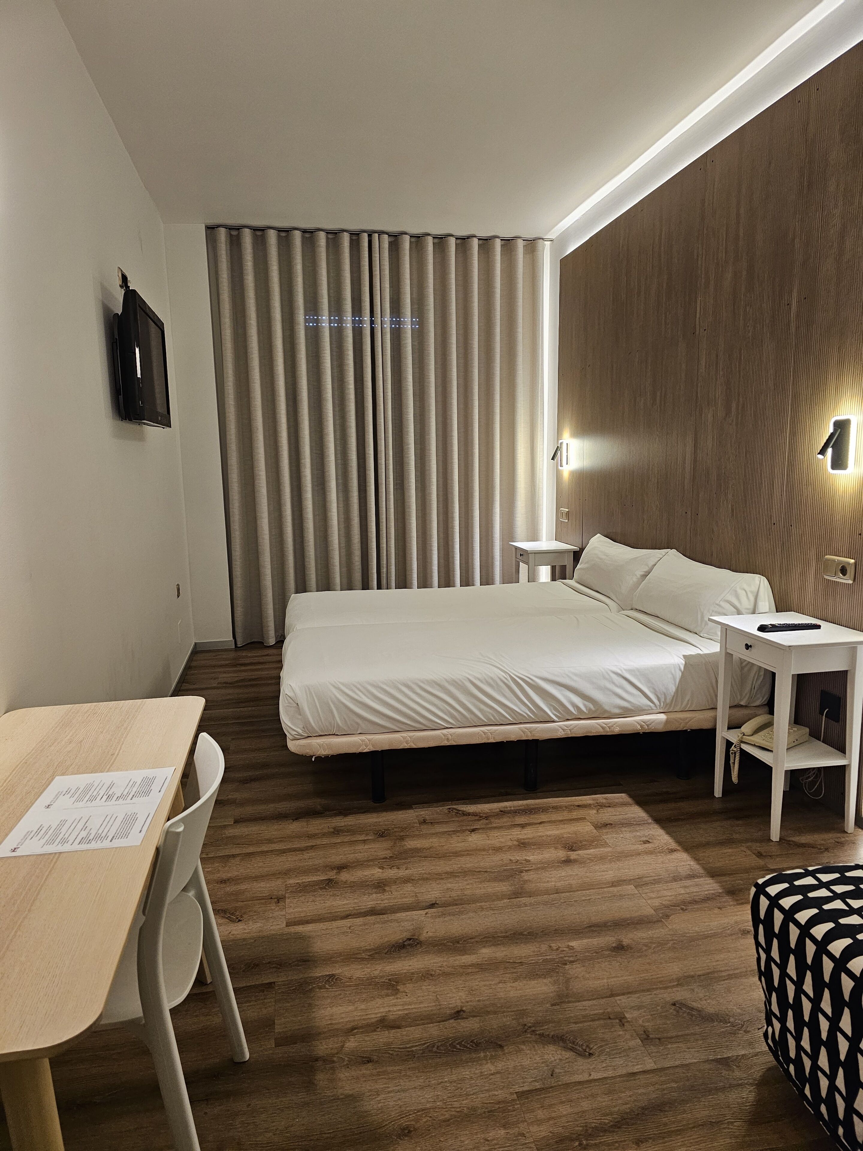 雙床房 | 客房內保險箱、書桌、遮光布/窗簾、免費無線上網