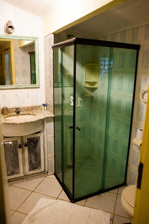 Q.10 - Suite Familia | Bathroom | Shower, towels - Solar Hostel Búzios (Búzios)