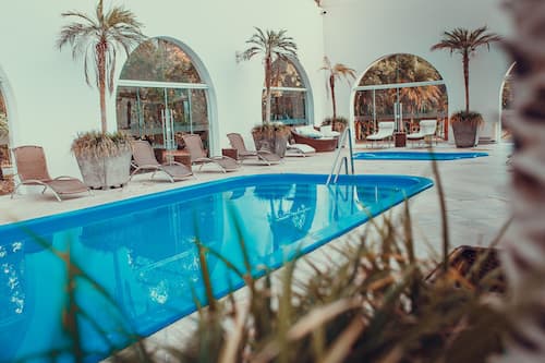 2 indoor pools, seasonal outdoor pool, sun loungers
