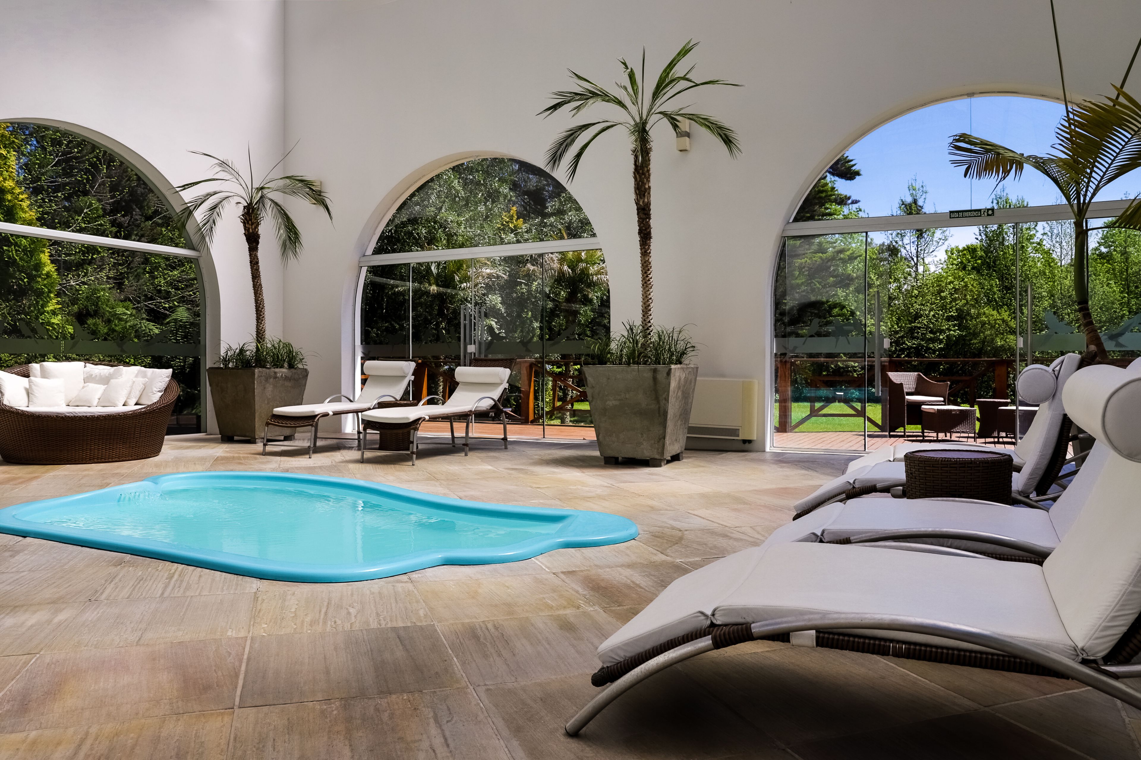 2 hồ bơi trong nhà, hồ bơi ngoài trời phục vụ theo mùa 