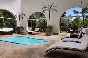 2 piscinas cubiertas, una piscina al aire libre de temporada, tumbonas