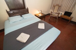 Chambre classique double, 1 chambre, salle de bain privée, cÎté jardin | Bureau, accÚs au Wi-Fi (inclus), literie fournie