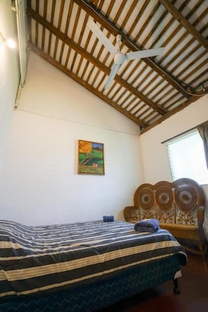 Desk, free WiFi, bed sheets - El Arca de Noé Lodging (Granada)