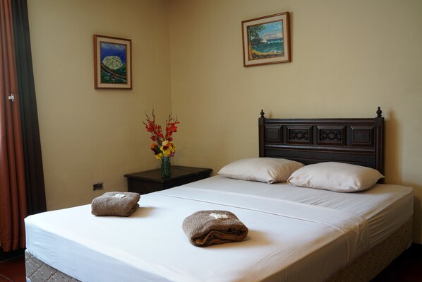 Habitación doble económica, 1 habitación, baño compartido, en el área del jardín | Escritorio, wifi gratis y ropa de cama 