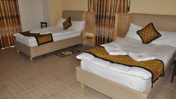 Kahden hengen comfort-huone (kaksi sänkyä) | Tallelokero huoneessa, yksilöllisesti kalustettu, pimennysverhot