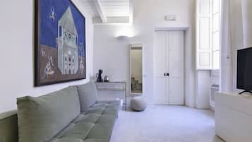 Suite de diseñador, 1 cama Queen size y sofá cama, para no fumadores, baño en la habitación | Área de sala de estar
