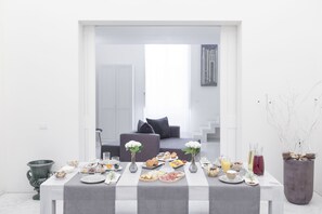Frukost enligt egen beställning varje dag mot avgift