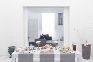 Desayuno a la carta todos los días (con cargo)