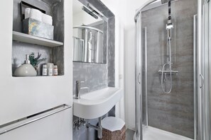 Familie suite, 1 queensize bed met slaapbank, niet-roken, en-suite badkamer | Badkamer | Gratis toiletartikelen, een haardroger, handdoeken, zeep