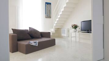 Suíte júnior, 1 cama Queen e sofá-cama, para não fumantes, sacada | Área de estar