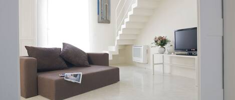 Suite junior, 1 cama Queen size y sofá cama, para no fumadores, balcón | Área de sala de estar