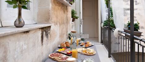 Dagelijks à la carte ontbijt (EUR 8 per persoon)