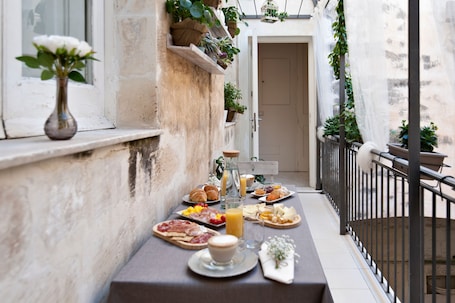 Desayuno a la carta diario (EUR 8 por persona). Casa di Lò Suites