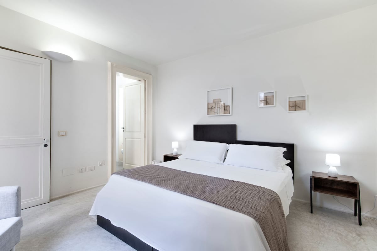 Family Suite, 1 Queen Bed with Sofa bed, Non Smoking, Ensuite | 1 bedroom, premium bedding, down duvets, pillow-top beds
