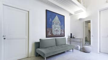 Suite de diseñador, 1 cama Queen size y sofá cama, para no fumadores, baño en la habitación | Área de sala de estar