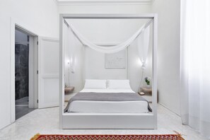 Deluxe kamer, 1 queensize bed, niet-roken, en-suite badkamer | Luxe beddengoed, donsdekens, pillowtop-bedden, een minibar