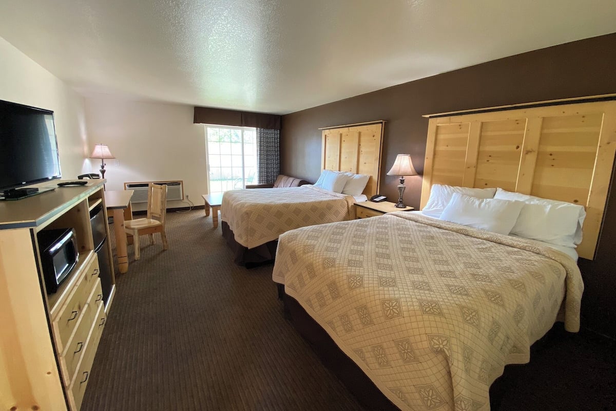 Laptop workspace, blackout curtains, iron/ironing board, free WiFi