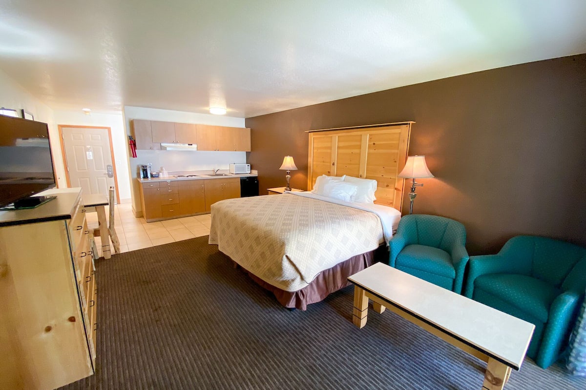 room, 1 king bed, kitchenette | laptop workspace, blackout curtains, iron/ironing board, free wifi