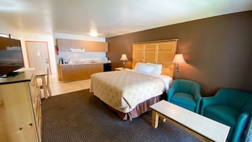 Habitación, 1 cama de matrimonio grande, cocina básica | Espacio para trabajar con un portátil y cortinas opacas
