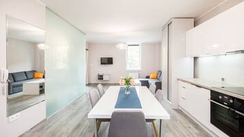 Studio Suite | Soundproofing, iron/ironing board, free WiFi, bed sheets