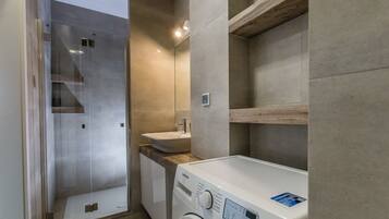 Business Apartment | Bathroom | Free toiletries, hair dryer, towels, toilet paper